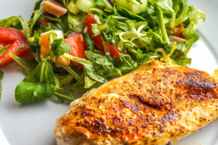 Esempio di piatto low-carb: pettodi pollo con verdure