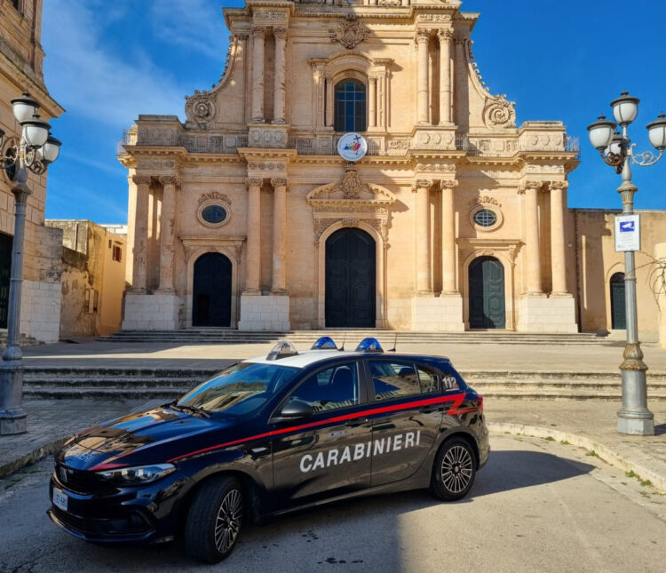 Ispica, ripreso mentre danneggia la vetrata della Basilica: dovrà pagare oltre 13 mila euro