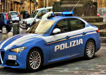 Caltanissetta, viola divieto di avvicinamento: scatta braccialetto elettronico