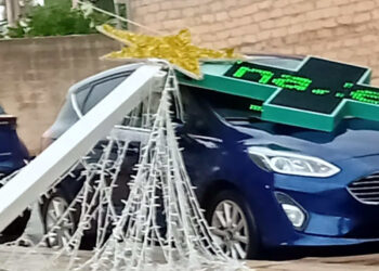 Ciclone tunisino, albero di Natale della farmacia cade su auto in sosta