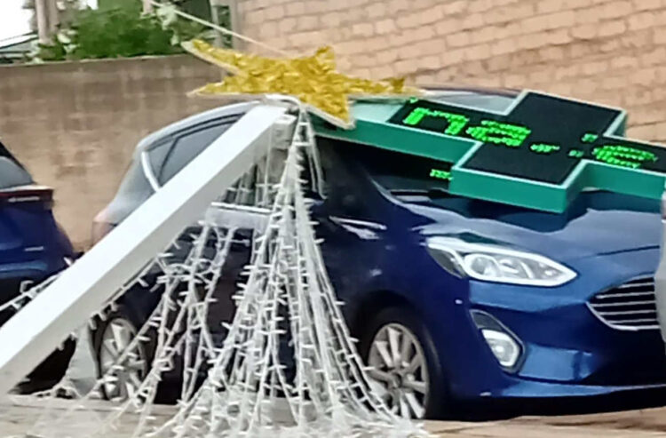 Ciclone tunisino, albero di Natale della farmacia cade su auto in sosta