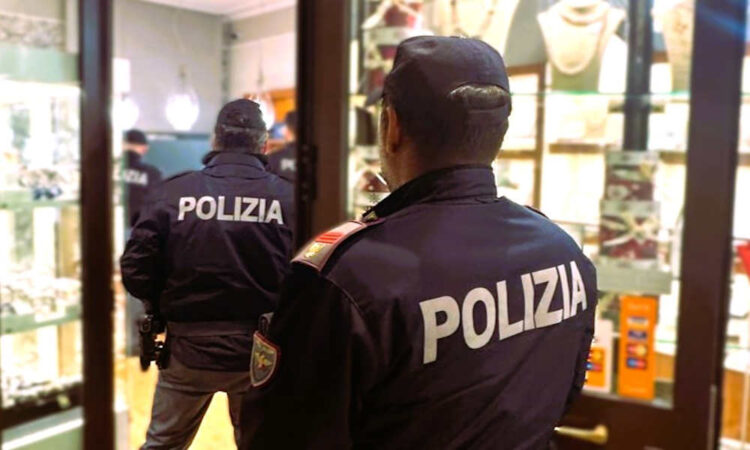 Gela, tenta rapina a una gioielleria: arrestato