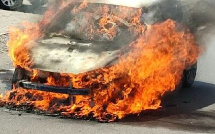Marina di Modica, a fuoco una Ford Fiesta