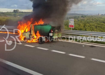 Autostrada Siracusa-Catania: mini compattatore a fuoco
