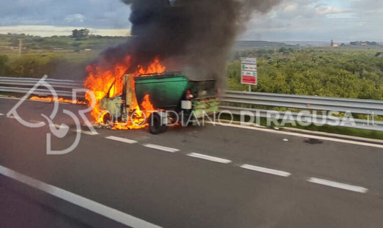 Autostrada Siracusa-Catania: mini compattatore a fuoco