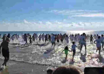 Marina di Modica: tradizionale bagno di fine anno sfida il freddo