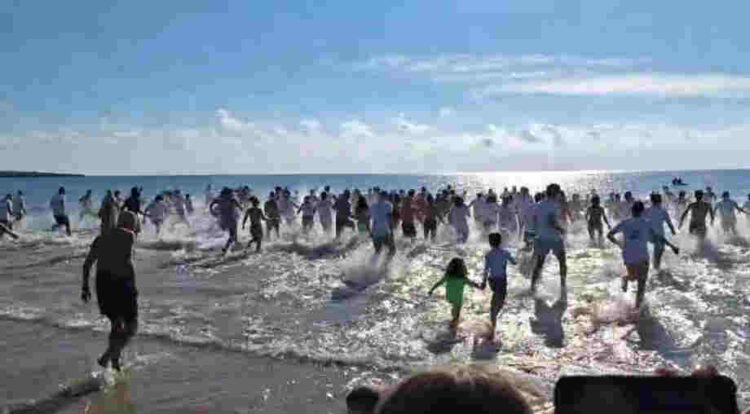 Marina di Modica: tradizionale bagno di fine anno sfida il freddo