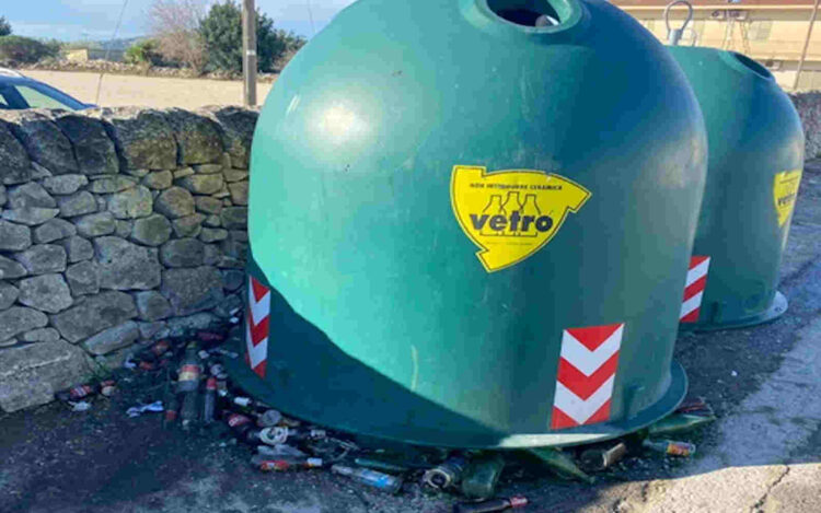 Esplosione di una bomba carta in un cassonetto di via Modica Ragusa