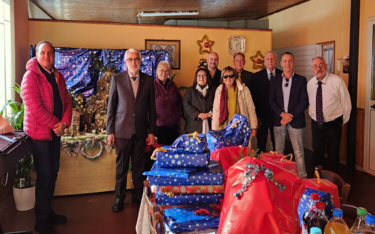 Il Gran Priorato di Sicilia dei Cavalieri di Malta OSJ porta doni all'associazione Madonna della Tenda di Acireale