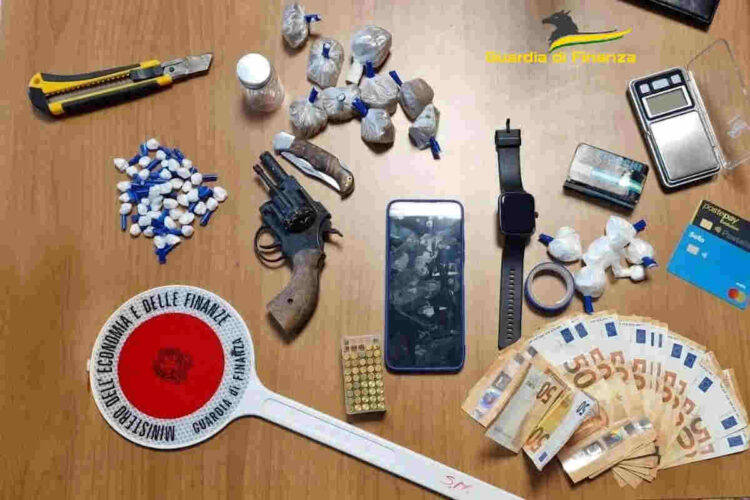 Ragusa: 50enne arrestato per droga e pistola clandestina