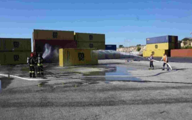 Container in fiamme, esercitazione antincendio della Capitaneria al Porto di Pozzallo