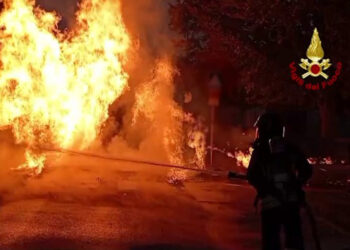 Esplosione per fuga di gas a Catania, danni a diverse abitazioni: si temono vittime