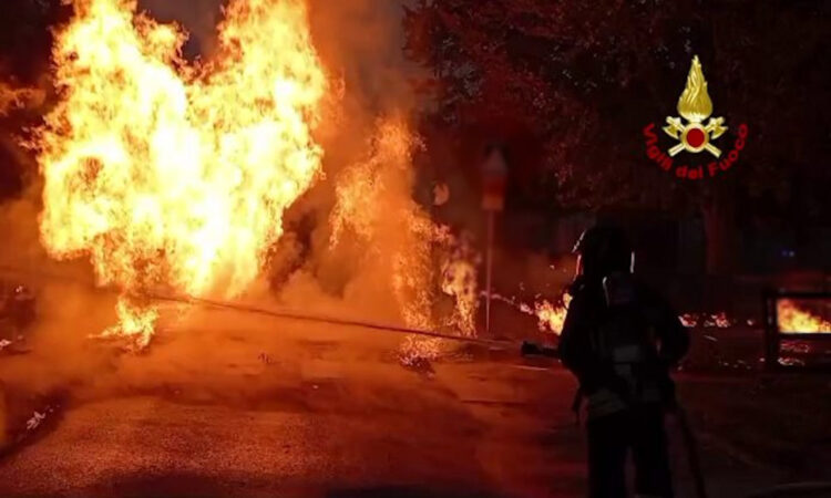 Esplosione per fuga di gas a Catania, danni a diverse abitazioni: si temono vittime