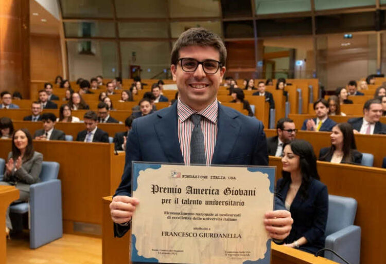 Il laureato ragusano Francesco Giurdanella riceve il Premio America Giovani