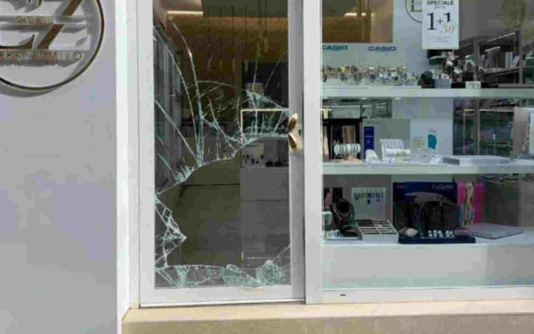 Vittoria, furto con spaccata in una gioielleria