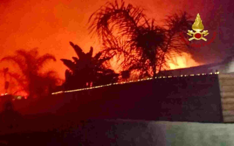 Catania, vasto incendio minaccia abitazioni vicino Oasi del Simeto