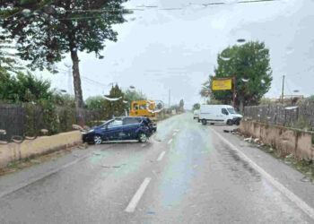 Incidente oggi sulla Vittoria-Acate: scontro tra auto e furgone