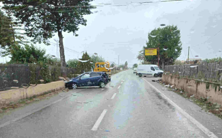 Incidente oggi sulla Vittoria-Acate: scontro tra auto e furgone