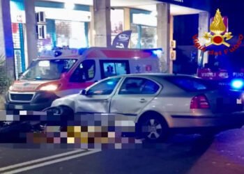 Incidente a Catania: finisce con la moto contro un'auto: muore 48enne