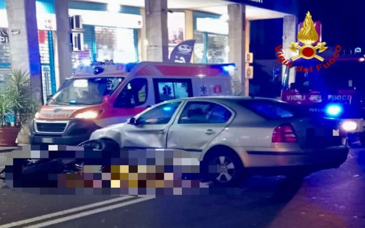 Incidente a Catania: finisce con la moto contro un'auto: muore 48enne