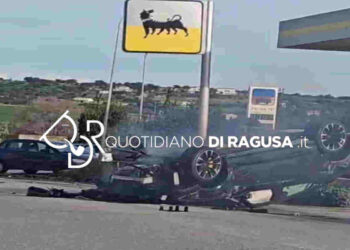 Grave incidente sulla Scicli Donnalucata, auto si ribalta e prende fuoco