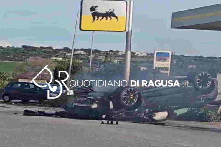 Grave incidente sulla Scicli Donnalucata, auto si ribalta e prende fuoco