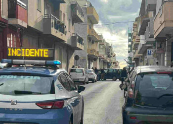 Vittoria: 2 giovani non si fermano all’alt della Polizia e si schiantano contro auto