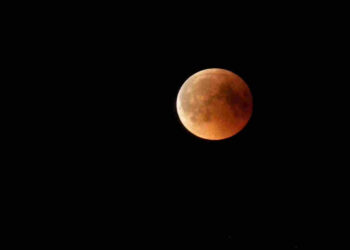 Spettacolo celeste 2025: eclissi, super lune e incontri planetari