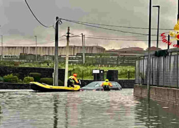Maltempo a Catania: auto sommersa da acqua soccorsa dai pompieri