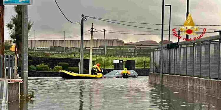 Maltempo a Catania: auto sommersa da acqua soccorsa dai pompieri