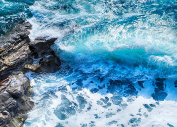 Lampedusa, soccorso pescatore aggrappato alla scogliera a 30 metri dal livello del mare