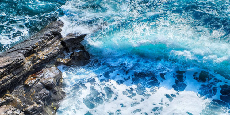 Lampedusa, soccorso pescatore aggrappato alla scogliera a 30 metri dal livello del mare