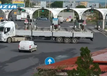 Messina-Catania, con patente ritirata inverte il senso di marcia col Tir e scappa: sanzione oltre 4 mila euro