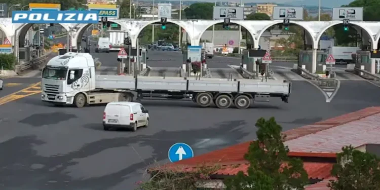 Messina-Catania, con patente ritirata inverte il senso di marcia col Tir e scappa: sanzione oltre 4 mila euro