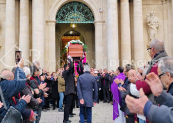 Scicli, l'ultimo saluto al medico Adolfo Padua: folla commossa ai funerali