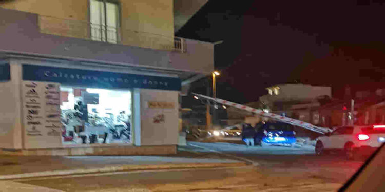 Scicli, semaforo rosso e sbarre alzate al passaggio a livello