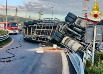 Catania, tir si ribalta in Tangenziale: strada ancora chiusa