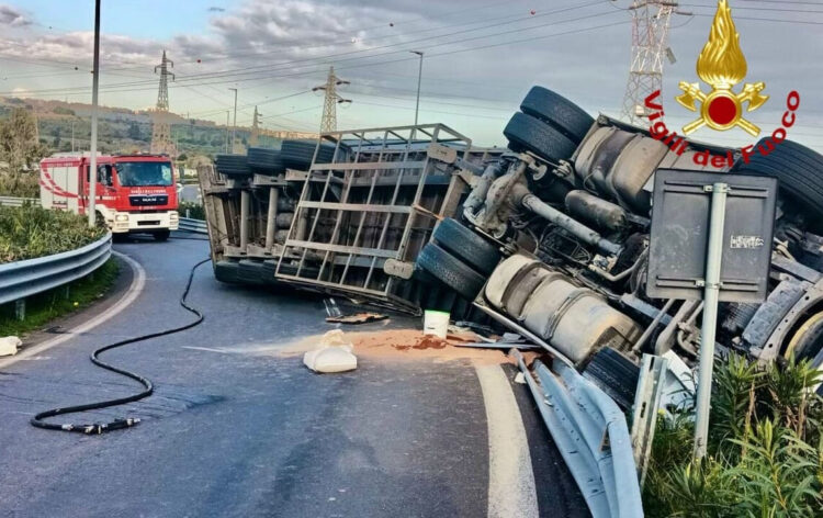 Catania, tir si ribalta in Tangenziale: strada ancora chiusa