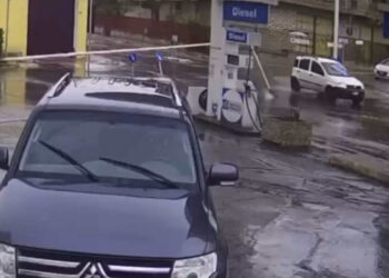 Ciclone e maltempo, tragedia sfiorata a Vittoria, palo cade e sfiora auto di passaggio: video