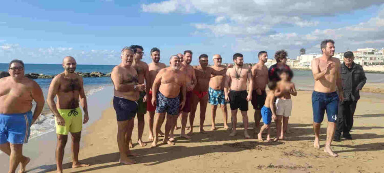 Scicli, tuffo di Capodanno 2025 nel mare di Donnalucata