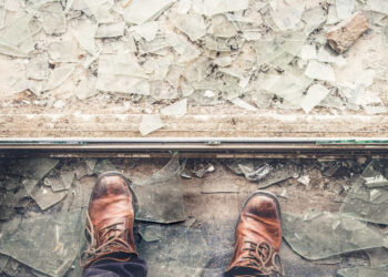 Ragusa, vetrata del Tribunale in frantumi per il vento: ferito un magistrato