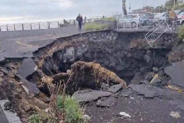 Voragine gigantesca sul lungomare di Catania