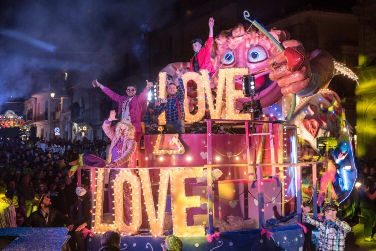 Carnevale di Chiaramonte Gulfi: 4 giorni in maschera e sfilata di carri allegorici