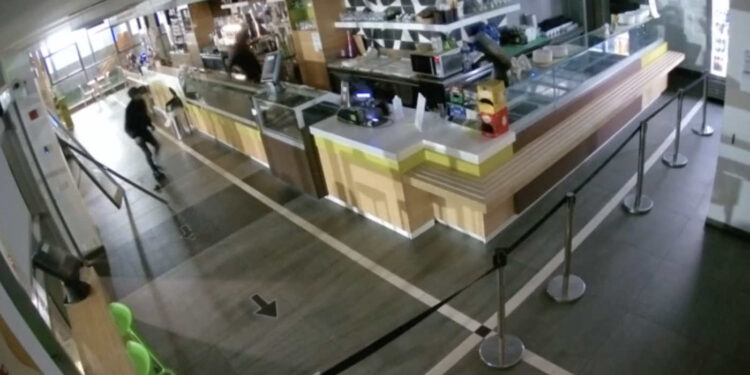 Furto con spaccata al bar tabacchi di via Colombo a Ispica: rubati soldi e gratta e vinci