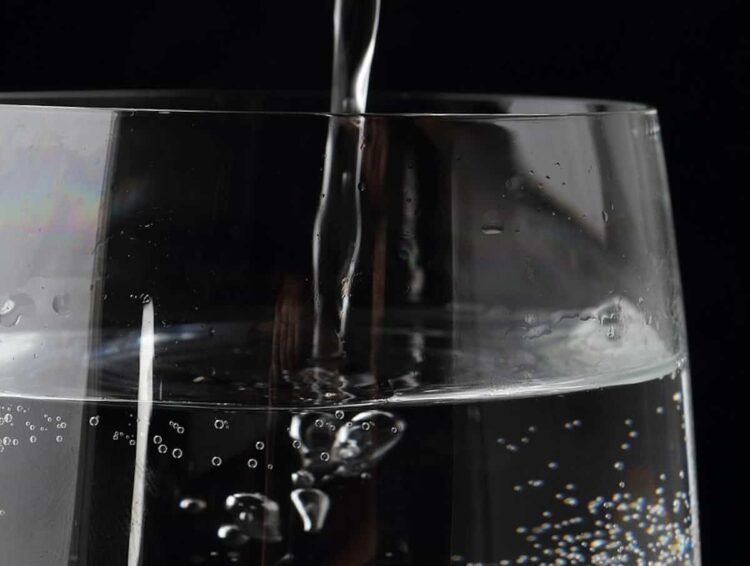 Acqua frizzante: alleato per la perdita di peso o falsa credenza?