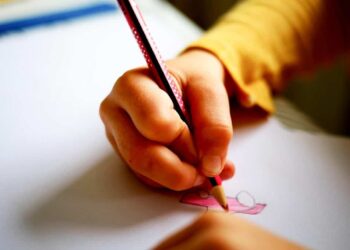 Bimba di 6 anni arriva a scuola da sola: mamma è caduta a casa: trovata morta