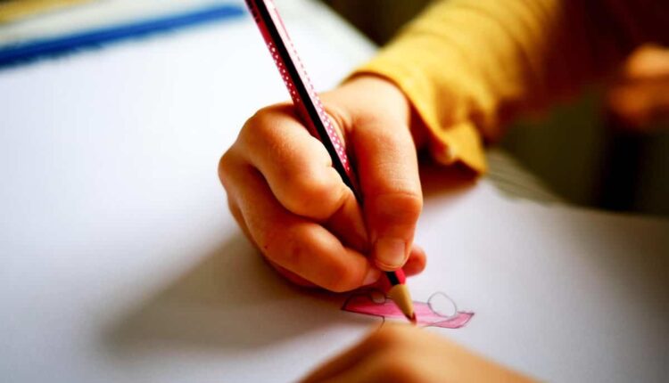 Bimba di 6 anni arriva a scuola da sola: mamma è caduta a casa: trovata morta