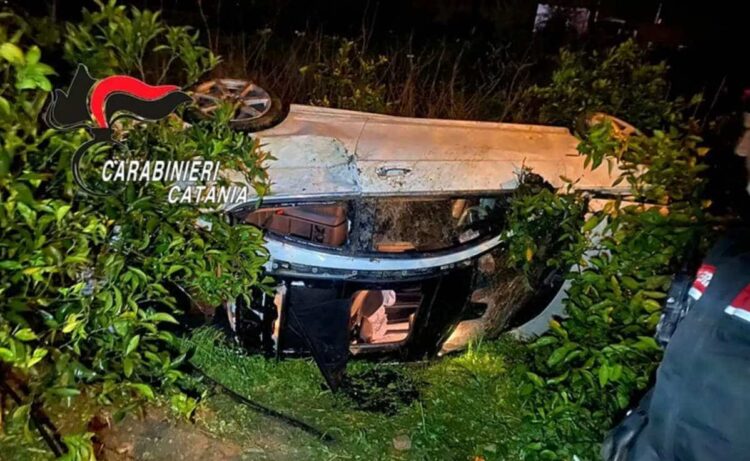 Auto con coppia di fidanzati precipita in una scarpata per oltre 20 metri: salvati da un passante e dai carabinieri