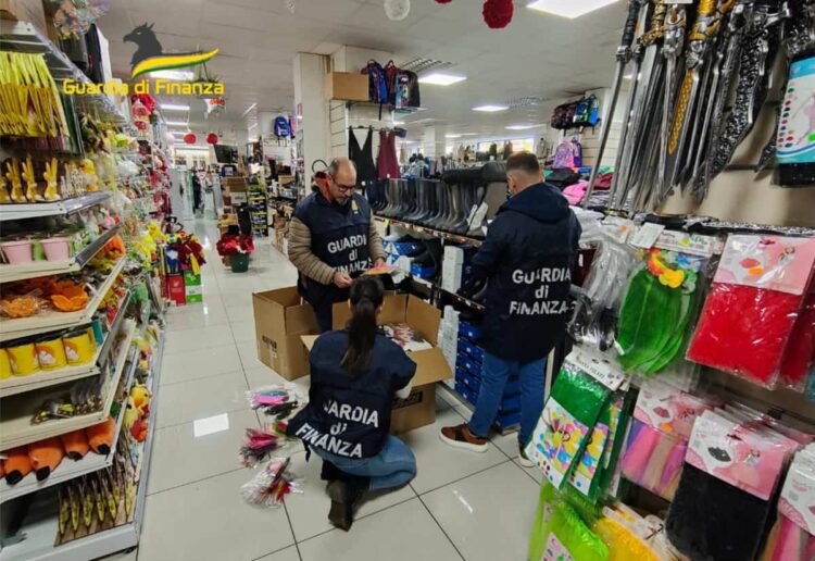 Catania: sequestrati nel calatino oltre 3.500 articoli di Carnevale