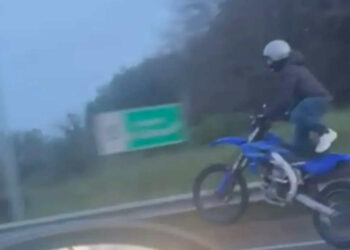 Catania, la folle sfida sulla Tangenziale: in piedi sulla moto impennando